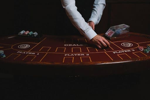 homme-mains-casino-table