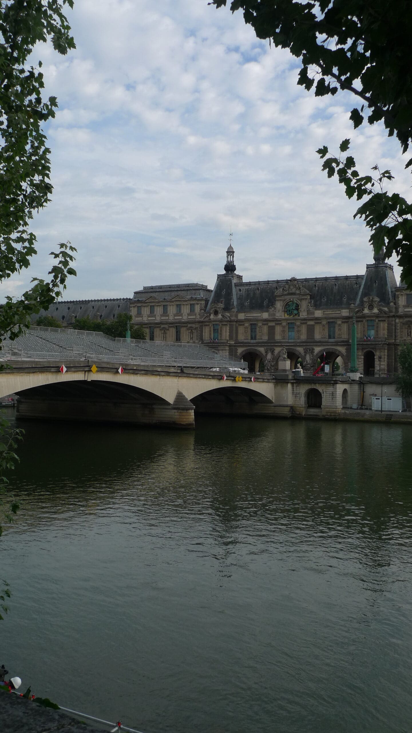 découvrez le pont du carrousel, un chef-d'œuvre architectural reliant le louvre et les jardins des tuileries à paris. admirez sa beauté historique et son panorama imprenable sur la seine, tout en profitant d'une promenade paisible au cœur de la capitale.