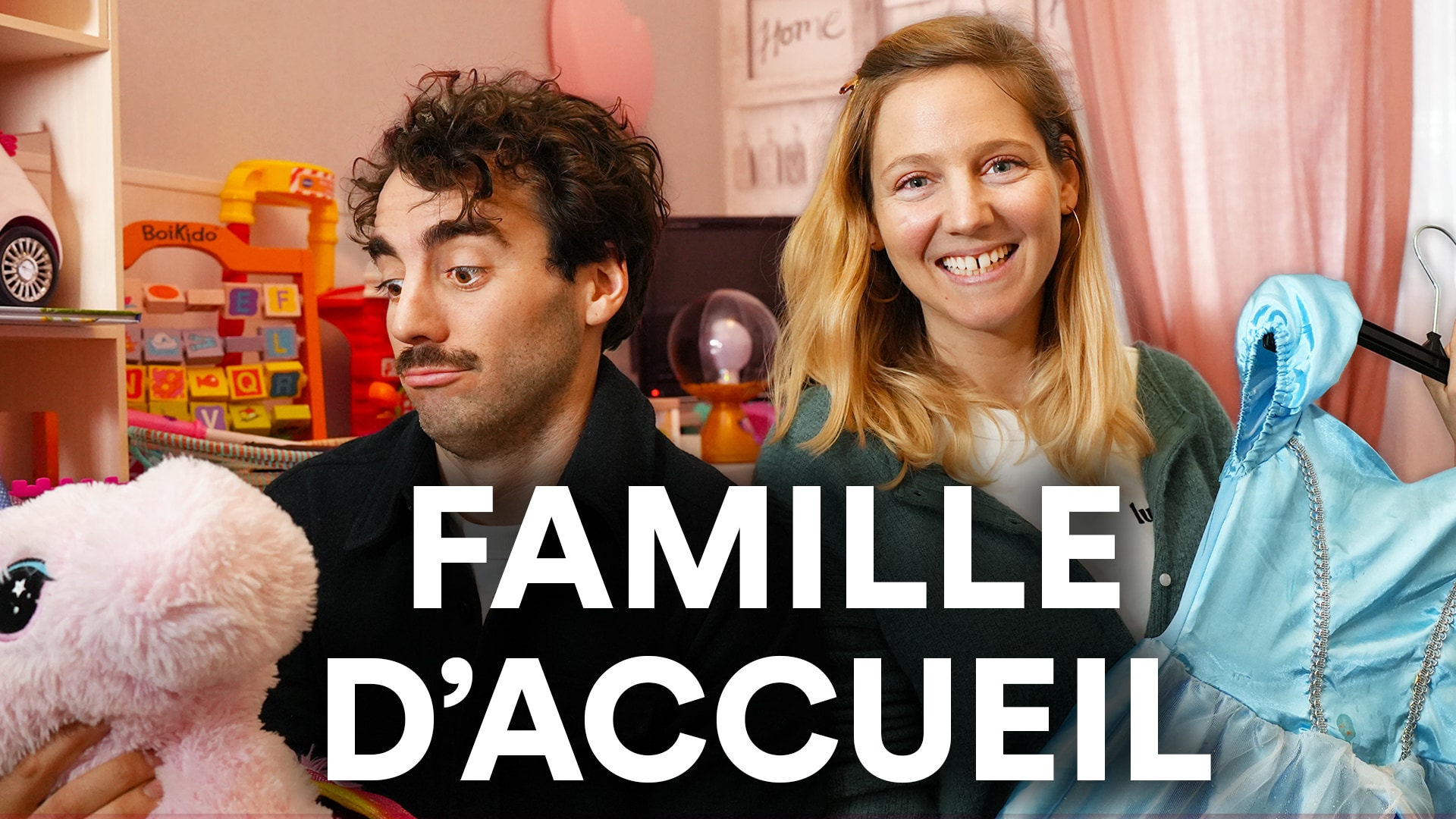 Un couple assis à table avec un enfant accueilli à son domicile, dans un cadre familial chaleureux.