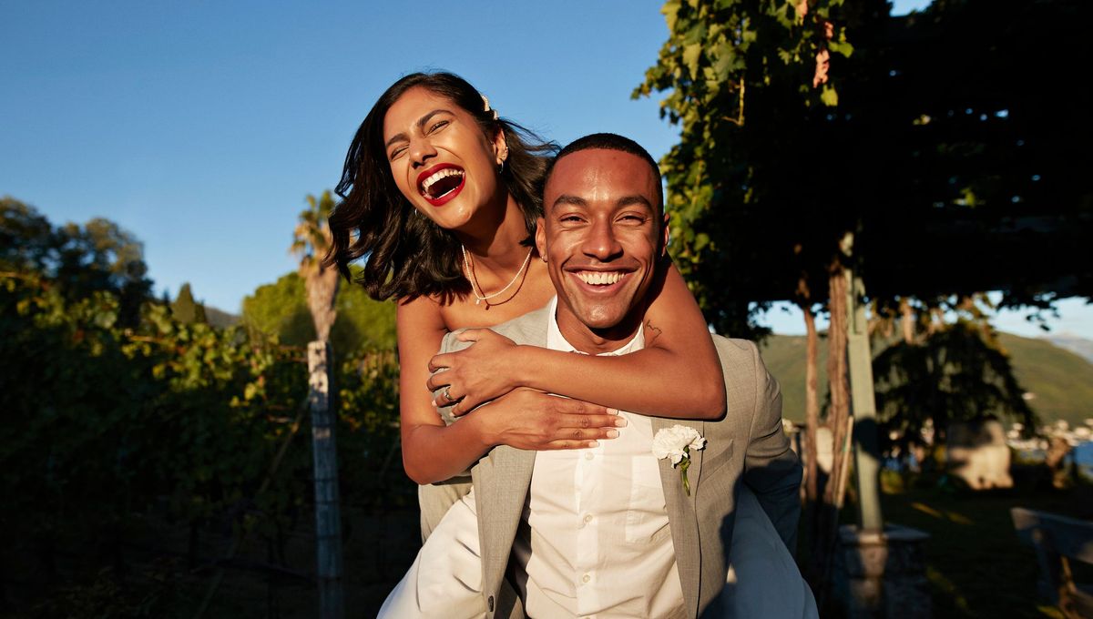 Couple partageant un moment de vie maritale dans son salon