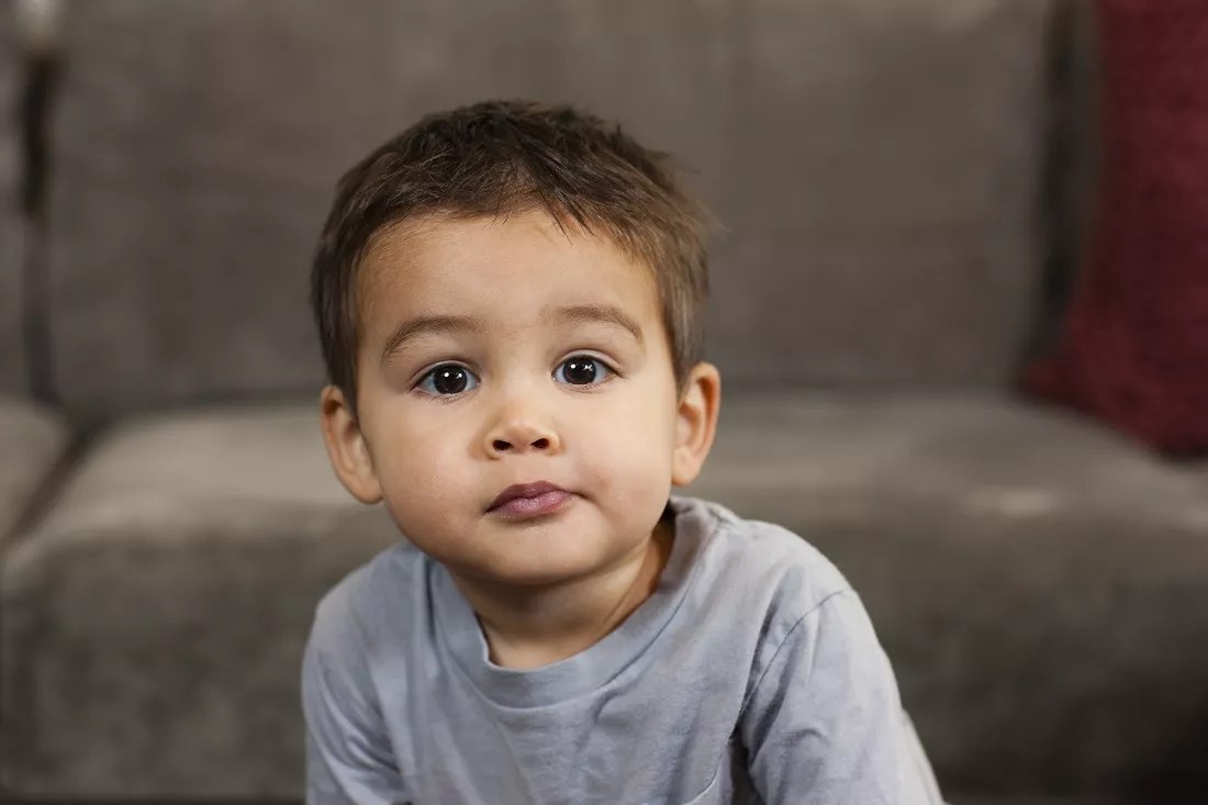 Enfant de deux ans en pleine crise de colère pendant la phase du terrible two