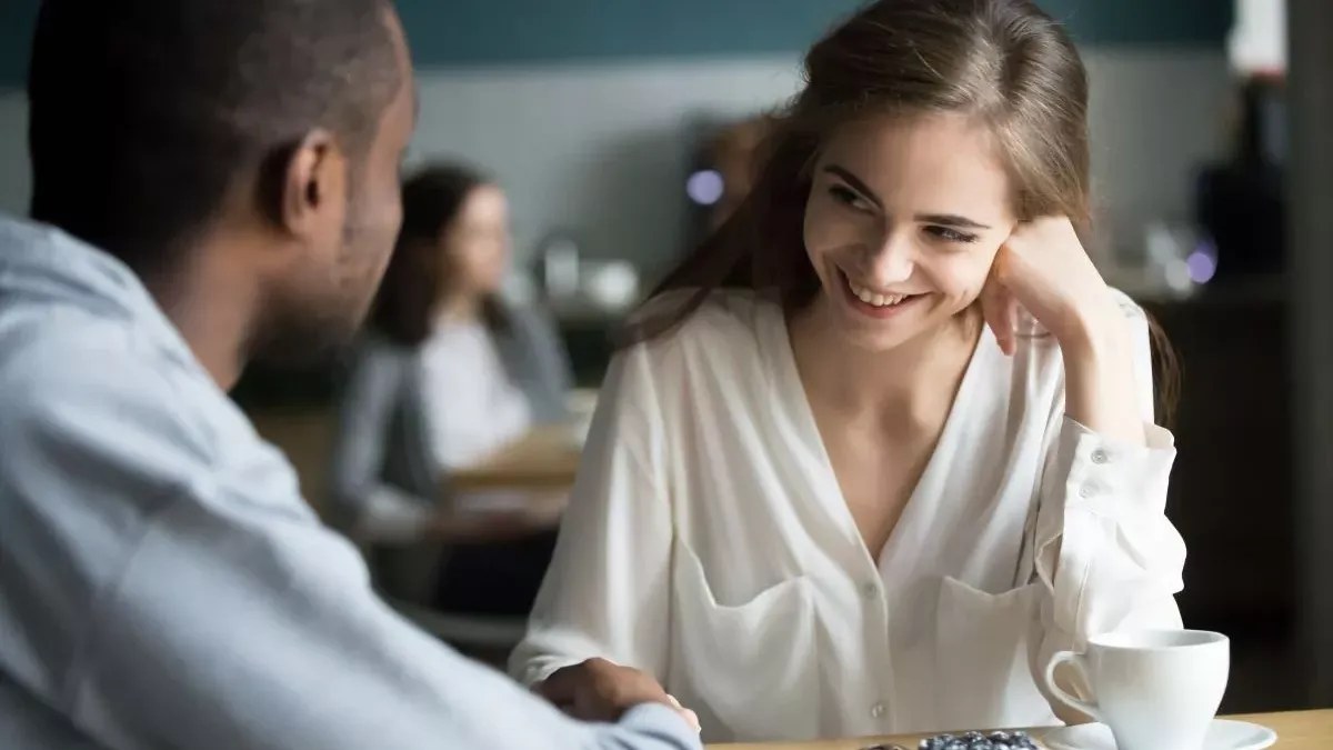 Couple qui se regarde avec tendresse au moment de tomber amoureux