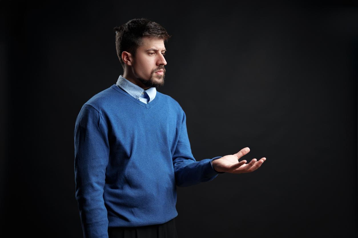 Personne qui parle seule à voix haute en s'adressant à un interlocuteur imaginaire